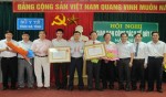 Lãnh đạo Sở Y tế trao tặng Huân chương Lao động hạng 3 cho Trung tâm phòng chống HIV/AIDS và Bác sĩ Lê Quế nguyên phó Giám đốc BVĐK tỉnh