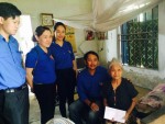 Chi đoàn Bệnh viện Thạch Hà tặng quà người có công nhân ngày 27-7