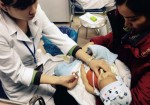 Duy trì tỉ lệ trẻ uống vaccine đạt trên 90% giúp Việt Nam bảo vệ được thành quả thanh toán bệnh bại liệt từ năm 2000 tới nay. Ảnh: VGP/Thúy Hà