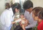 Lấy mẫu xét nghiệm Tay chân miệng cho bệnh nhi tại Khoa Truyền nhiễm - Bệnh viện Đa khoa tỉnh