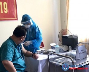 Tiêm chủng vắc xin phòng COVID-19 cho cán bộ y tế tham gia phòng chống dịch, điều trị bệnh nhân COVID-19