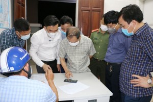 Lãnh đạo Sở Y tế và chính quyền địa phương nghiên cứu sơ đồ lập chốt kiểm soát