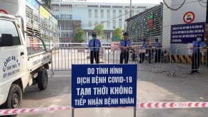 Thông báo của Bệnh viện K ở các cổng ra vào. Ảnh internet