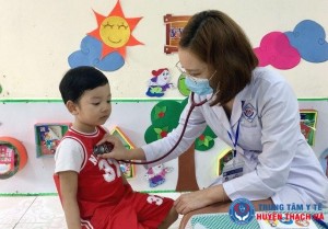 Việc cần làm ngay khi trẻ sốt, nôn, tiêu chảy nghi mắc Adenovirus