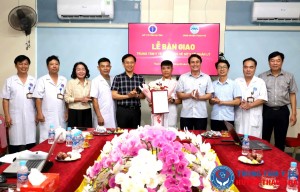Các đồng chí lãnh đạo Sở Y tế, UBND huyện Thạch Hà và Trung tâm Y tế huyện Thạch Hà chụp ảnh lưu niệm tại lễ bàn giao