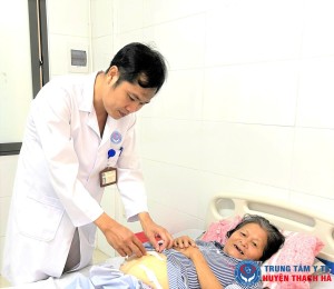 Trung tâm Y tế Thạch Hà: Mổ nội soi thành công khối u nang buồng trứng "khủng" cho bệnh nhân 71 tuổi