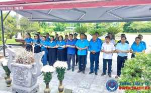 Đoàn dâng hương tại Khu tưởng niệm Lý Tự Trọng