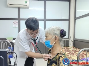 ThS.BS Nội trú Lê Cao Khánh – chuyên ngành Nội tim mạch, Bệnh viện Đại học Y Hà Nội đang trực tiếp khám và tư vấn bệnh lý tim mạch cho người dân tại Trung tâm Y tế Thạch Hà.