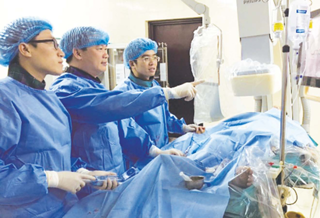 Thực hiện tiêm tế bào gốc cho bệnh nhân tại Viện Tim mạch Quốc gia. (Ảnh: bác sĩ cung cấp)