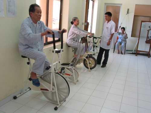 Phục hồi chức năng cho bệnh nhân. Ảnh: TM