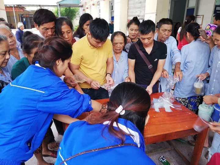 Phát hơn 250 suất cháo và tặng 50 suất quà cho bệnh nhân điều trị nội trú
