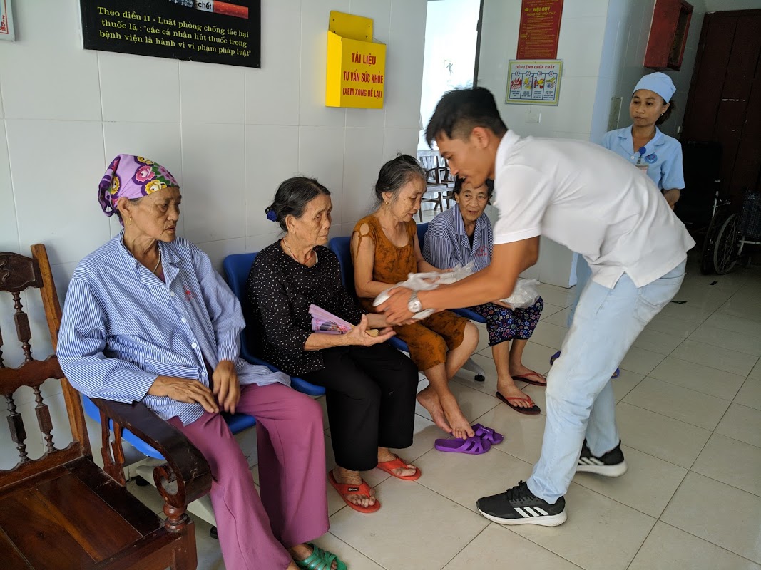 Tặng hơn 100 suất cơm cho bệnh nhân nặng điều trị tại bệnh viện