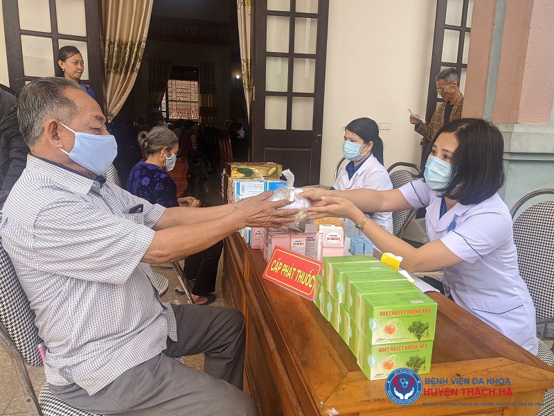 Khám, cấp thuốc, phát khẩu trang miễn phí và tư vấn, hướng dẫn người dân xã Thạch Liên phòng chống dịch Covid-19