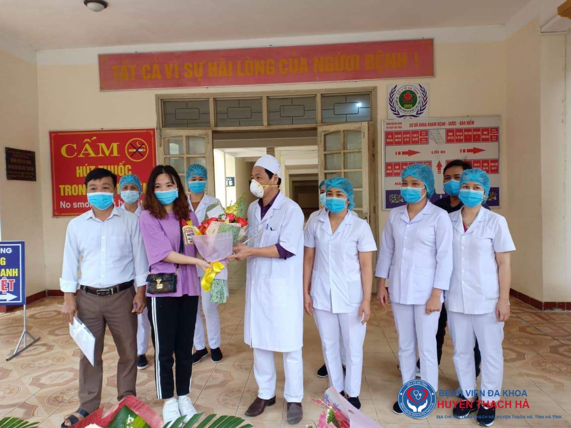 Lãnh đạo Bệnh viện Đa khoa Cửa khẩu Cầu treo tặng hoa chức mừng Bệnh nhân H.