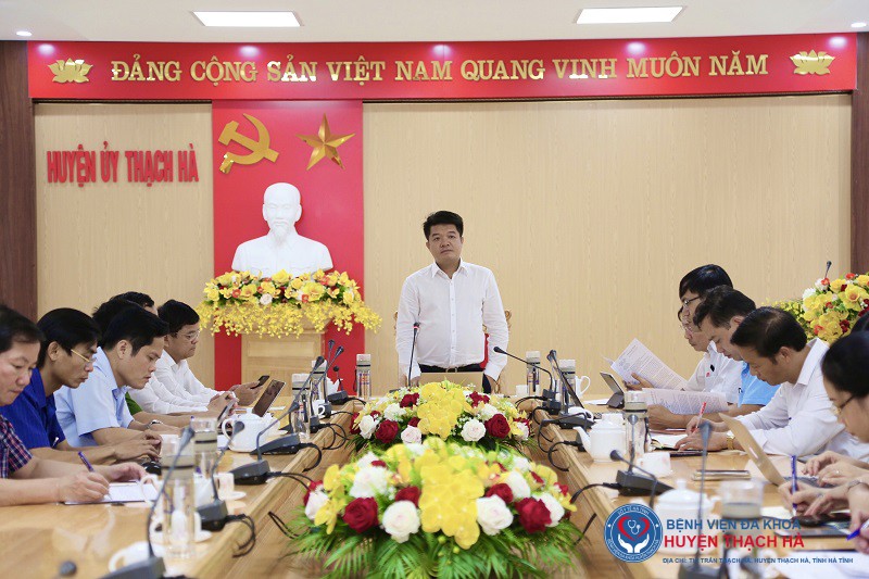 Bí thư Huyện ủy Trần Nhật Tân chủ trì cuộc họp. Cùng dự có PBT Thường trực Huyện ủy Nguyễn Văn Thắng, Chủ tịch UBND huyện Trần Việt Hà