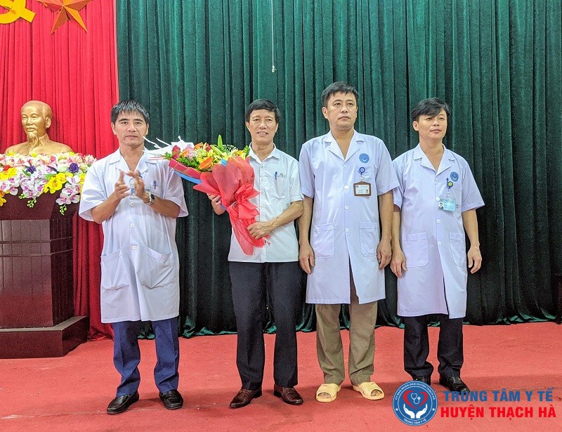 Ban Giám đốc, BCH Công đoàn tặng hoa chúc mừng Đ/c Huy nghỉ hưu theo chế độ