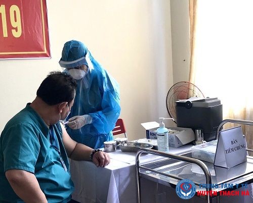 Tiêm chủng vắc xin phòng COVID-19 cho cán bộ y tế tham gia phòng chống dịch, điều trị bệnh nhân COVID-19