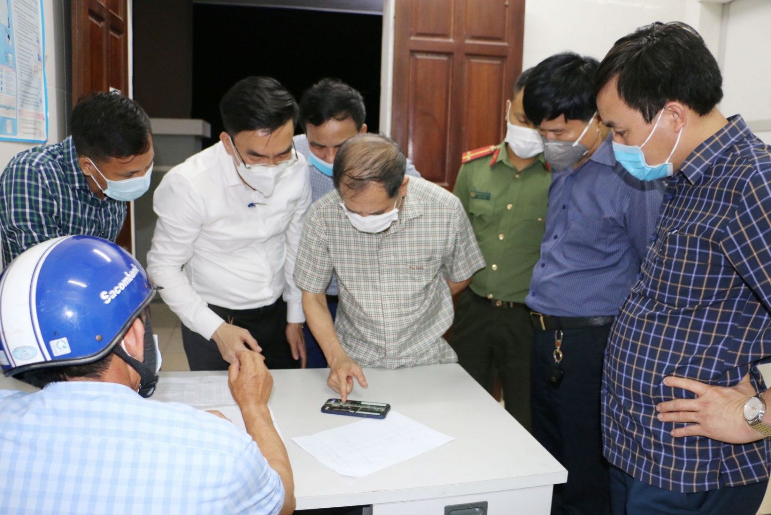 Lãnh đạo Sở Y tế và chính quyền địa phương nghiên cứu sơ đồ lập chốt kiểm soát