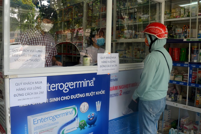 Người dân đến mua thuốc bắt buộc đeo khẩu trang, thực hiện giãn cách tối thiểu 1m