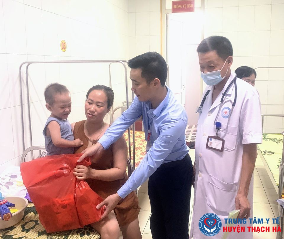 Ngân hàng Viettinbank tặng quà bệnh nhân nhi nhân ngày Quốc tế thiếu nhi