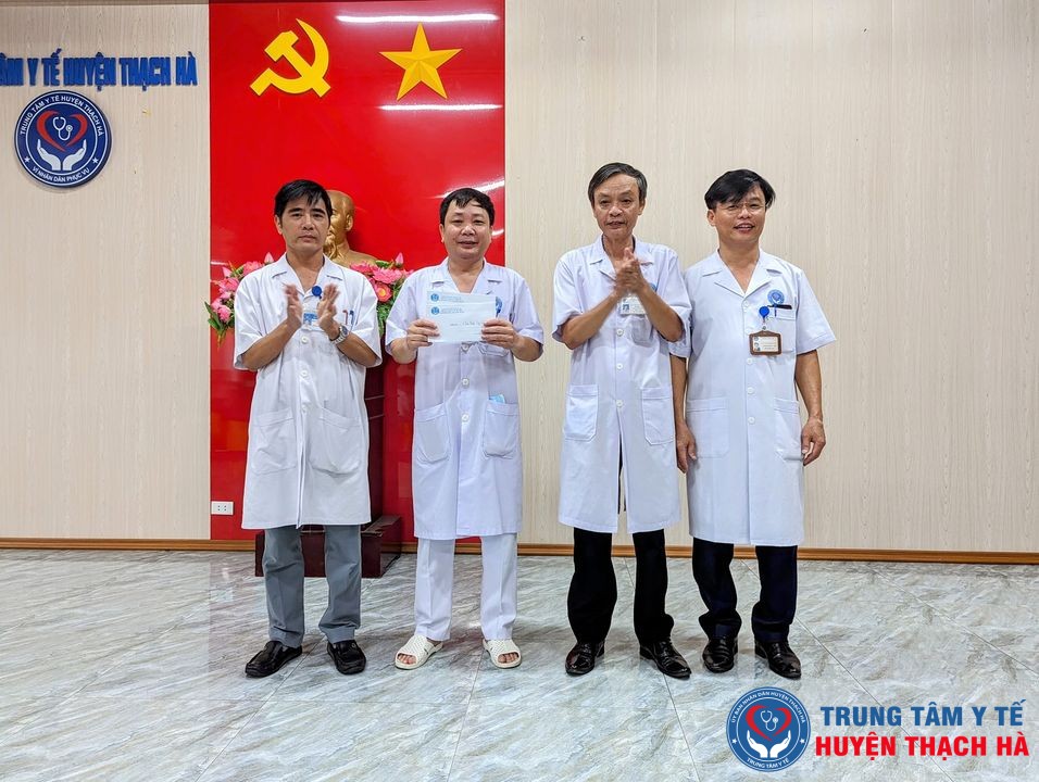 Chào cờ đầu tháng, khen thưởng tập thể hoàn thành xuất sắc nhiệm vụ và tặng quà chia tay viên chức nghỉ hưu theo chế độ