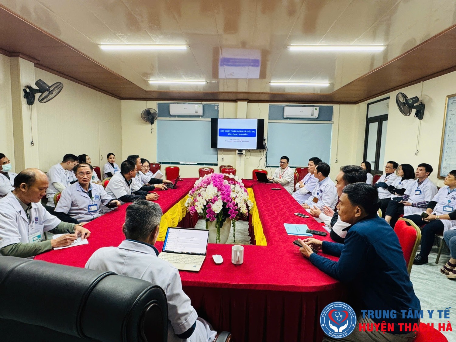 Toàn cảnh buổi sinh hoạt chuyên môn với sự tham gia của Ban Giám đốc và các bác sĩ Trung tâm Y tế Thạch Hà.