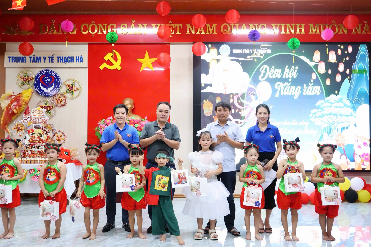 VUI HỘI TRĂNG RẰM –  GẮN KẾT YÊU THƯƠNG TẠI TRUNG TÂM Y TẾ THẠCH HÀ